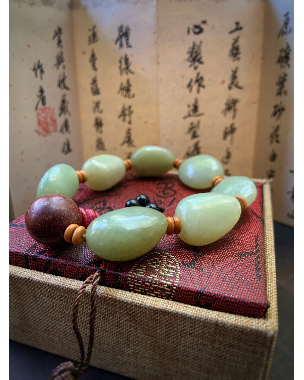 Нефритовий браслет з сандаловою бусіной № 8